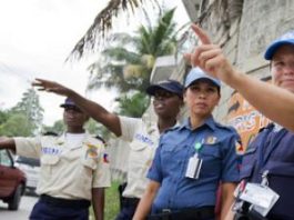 Les bérets bleus au centre des opérations de paix Police des nations unies en patrouille