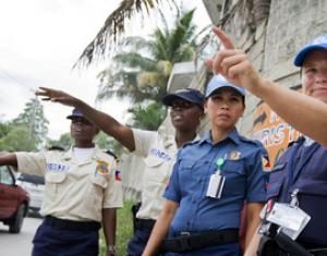 Les bérets bleus au centre des opérations de paix Police des nations unies en patrouille