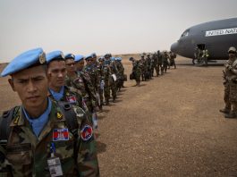 La contribution aux OP des pays d’Asie de l’Est et du Sud-Est issus de la Francophonie Soldats cambodgiens avion