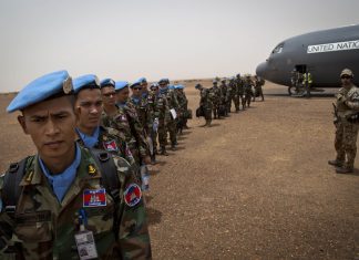 La contribution aux OP des pays d’Asie de l’Est et du Sud-Est issus de la Francophonie Soldats cambodgiens avion