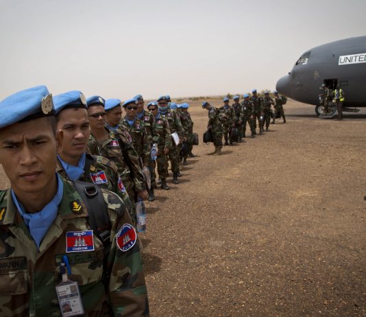 La contribution aux OP des pays d’Asie de l’Est et du Sud-Est issus de la Francophonie Soldats cambodgiens avion