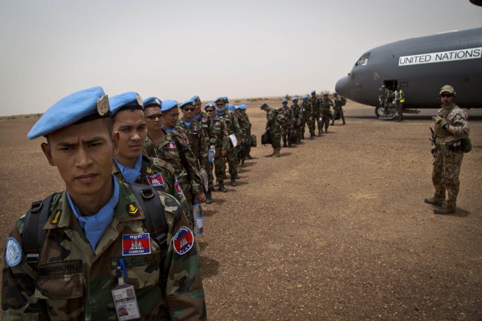 Soldats cambodgiens avion
