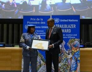 Téné Maïmouna Zoungrana, première lauréate du prix de la pionnière des Nations unies pour les femmes agents judiciaires et pénitentiaires