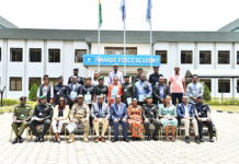 Des militaires, des policiers et des officiers civils terminent un cours de désarmement, de démobilisation et de réinsertion à l’Académie de paix du Rwanda