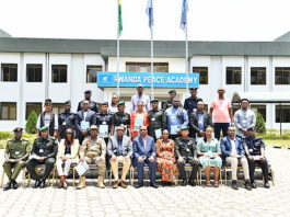 Des militaires, des policiers et des officiers civils terminent un cours de désarmement, de démobilisation et de réinsertion à l’Académie de paix du Rwanda