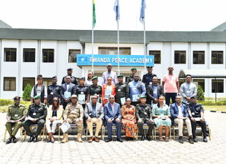Des militaires, des policiers et des officiers civils terminent un cours de désarmement, de démobilisation et de réinsertion à l’Académie de paix du Rwanda