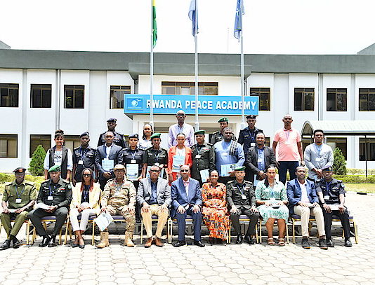 Des militaires, des policiers et des officiers civils terminent un cours de désarmement, de démobilisation et de réinsertion à l’Académie de paix du Rwanda
