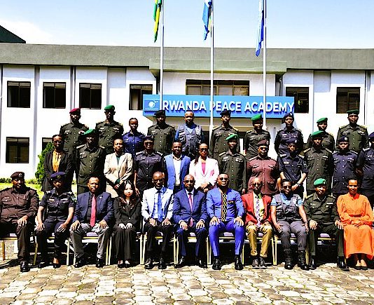 Cours sur le droit international relatif aux droits de l’homme dans les opérations de soutien à la paix à l’Académie rwandaise pour la paix