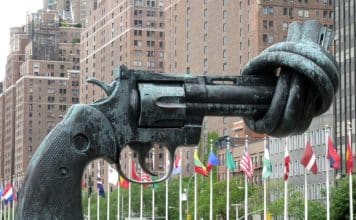 Une analyse intégrée des missions politiques spéciales et des opérations de maintien de la paix des Nations unies : similitudes et différences